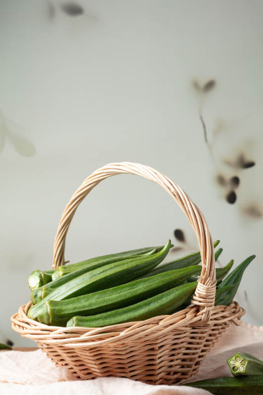 秋葵篮中绿意浓图片