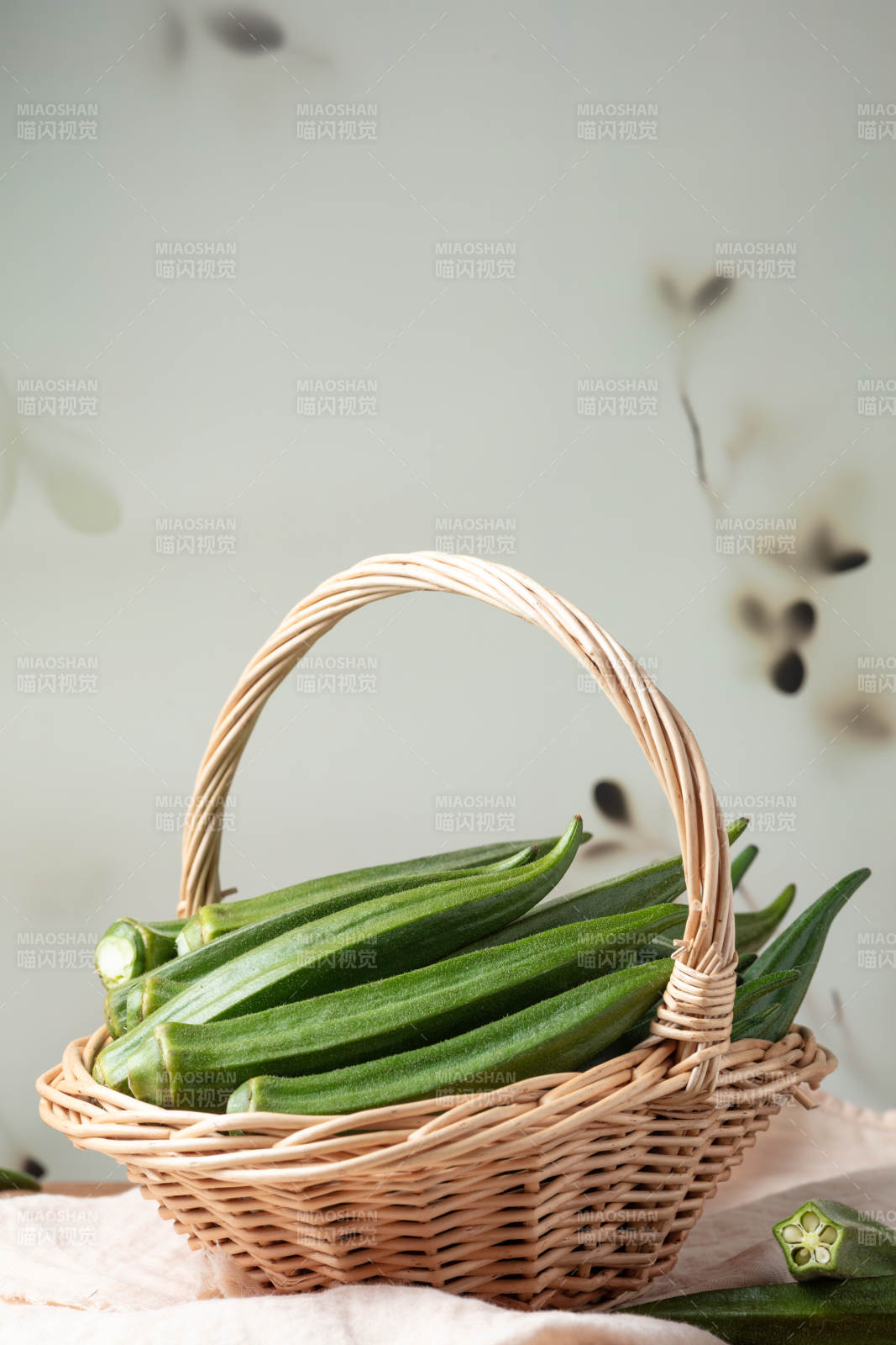 秋葵篮中绿意浓图片