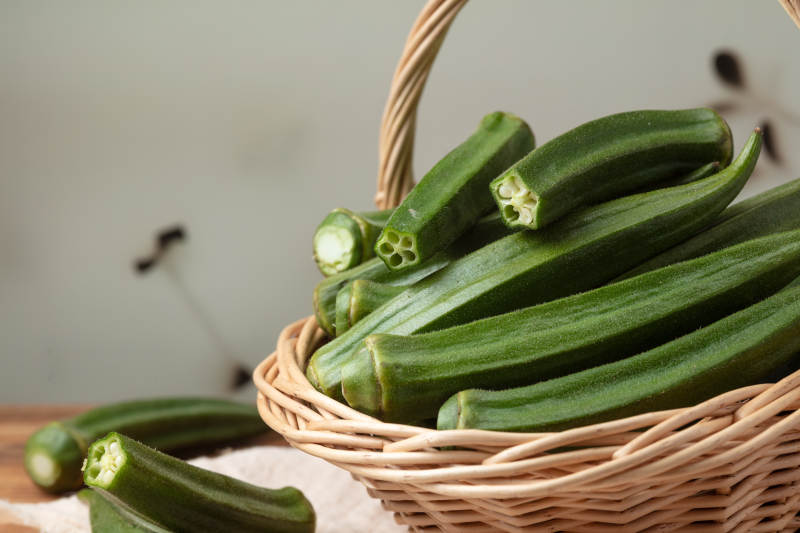 新鲜秋葵入篮图片