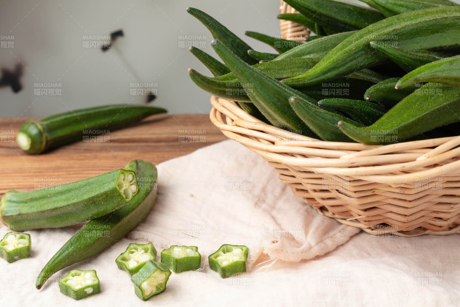 新鲜秋葵摆盘图片