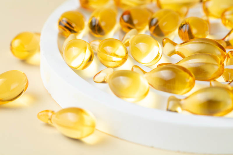 金黄胶囊特写图片