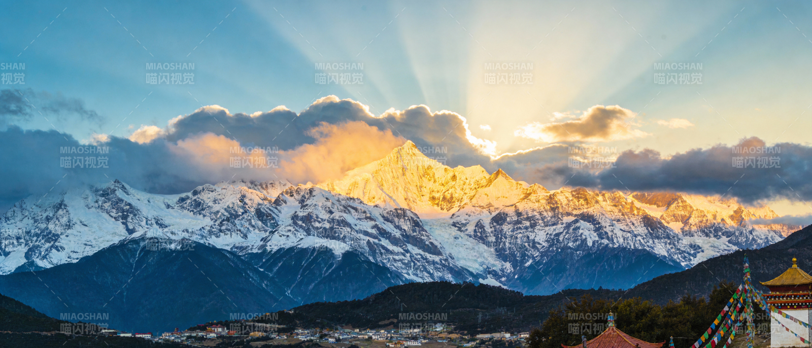 雪山日出 光芒万丈图片