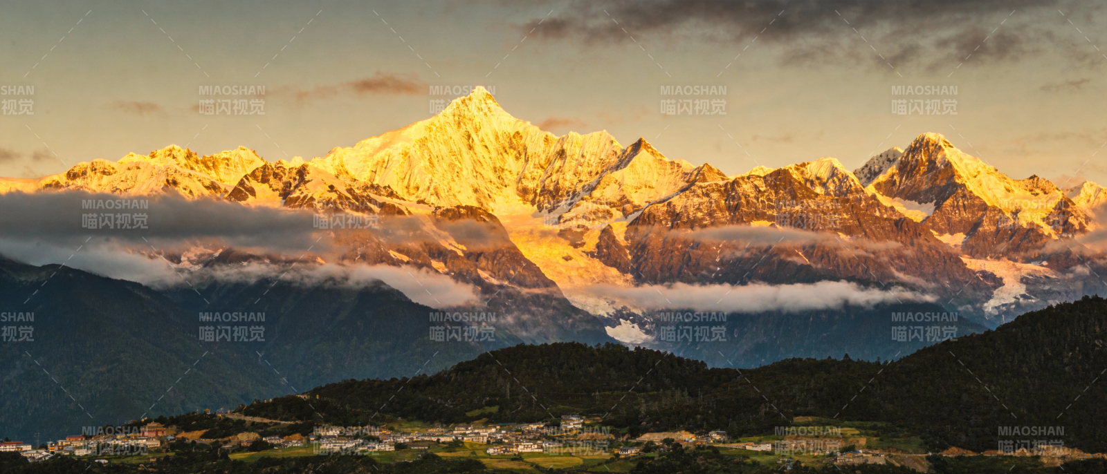 雪山晨曦 云海缭绕图片