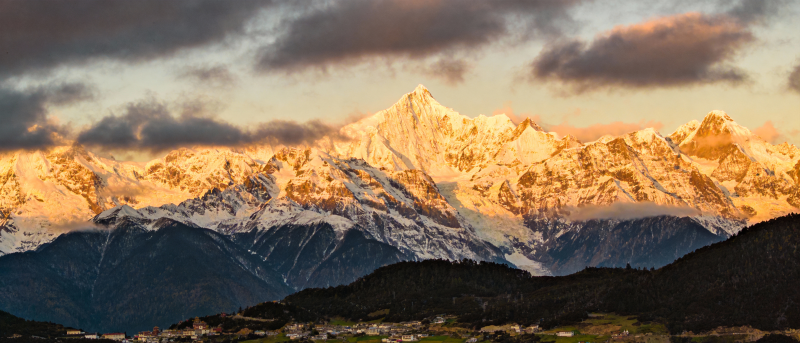 雪山日出美景图片