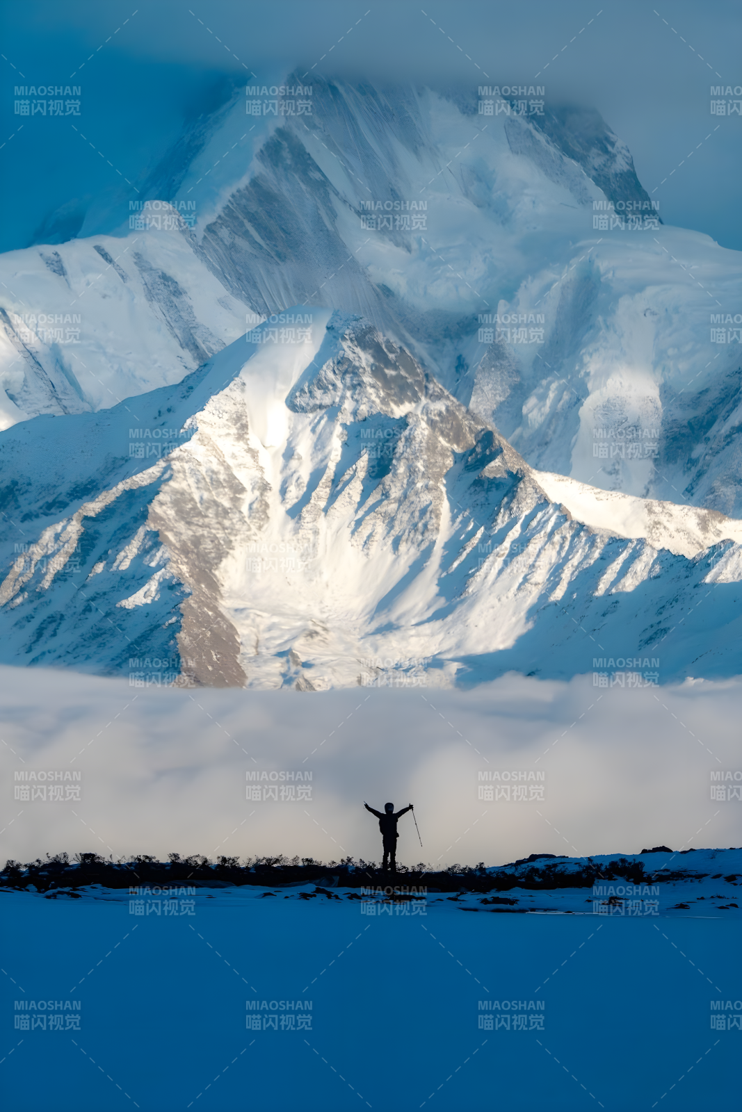 雪峰之巅 一人独行图片