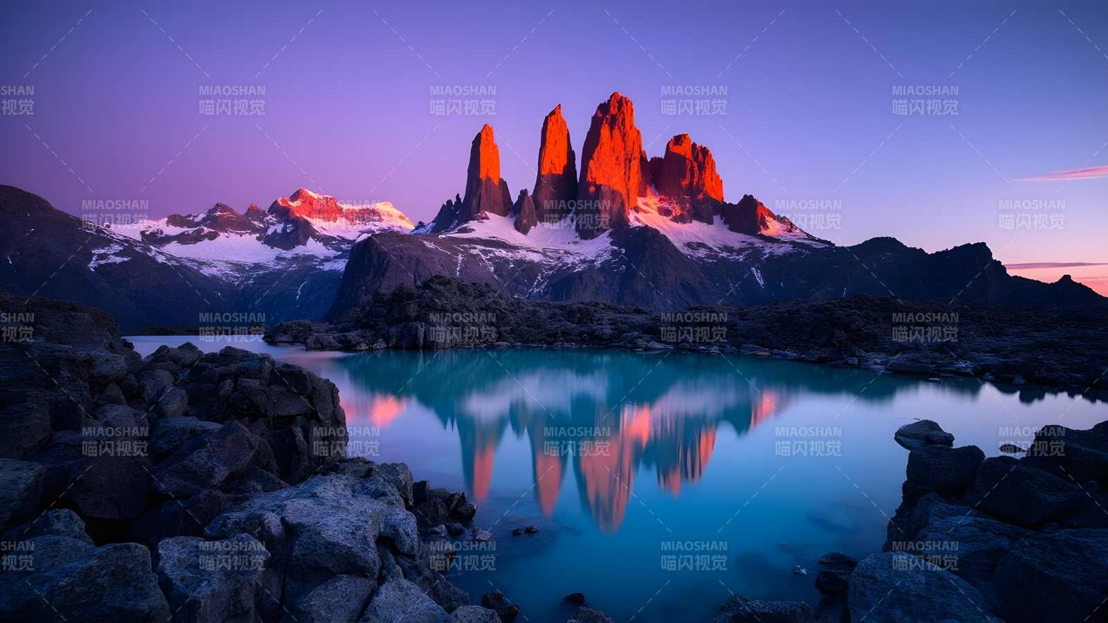 雪山倒影湖中图片