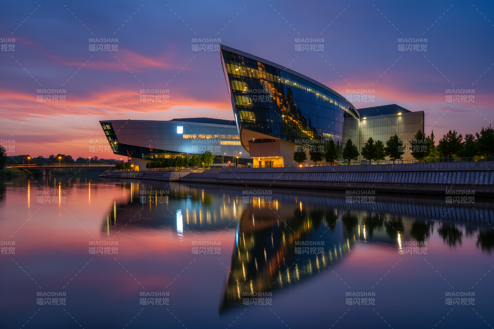 黄昏建筑倒影图片