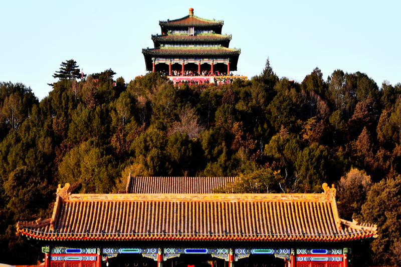 古建筑群山林间图片