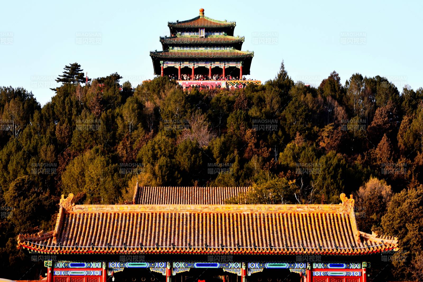 古建筑群山林间图片