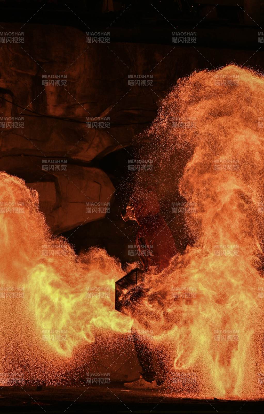烈焰中的身影图片