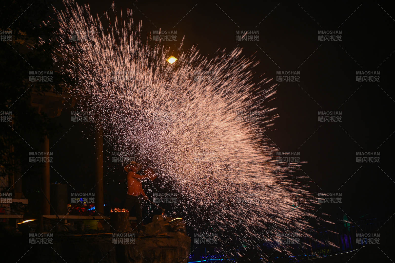 园博园非遗打铁花图片