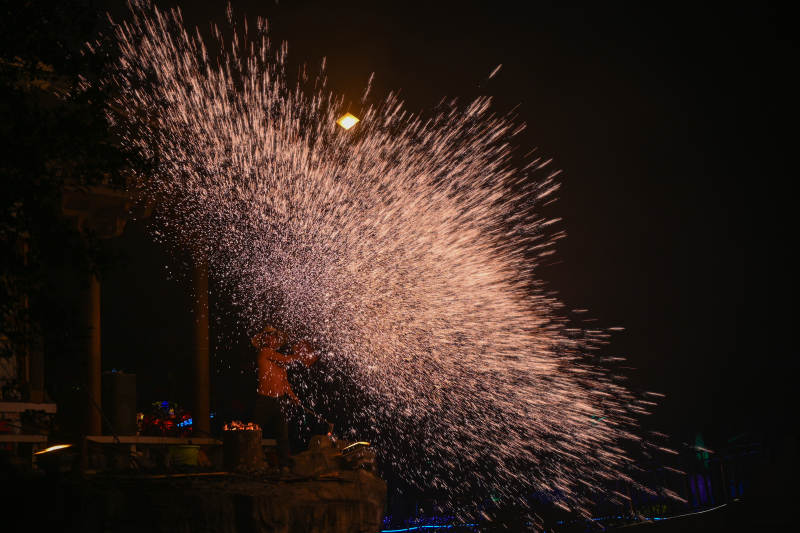 园博园非遗打铁花图片