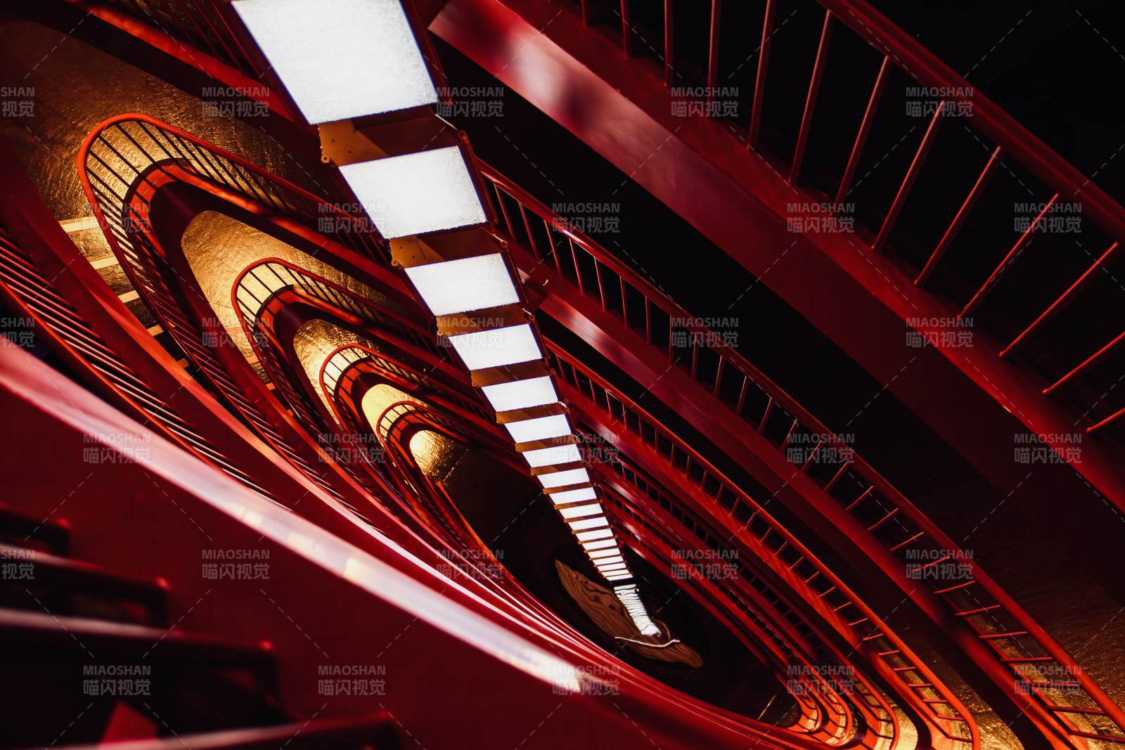 螺旋红廊光影交错图片