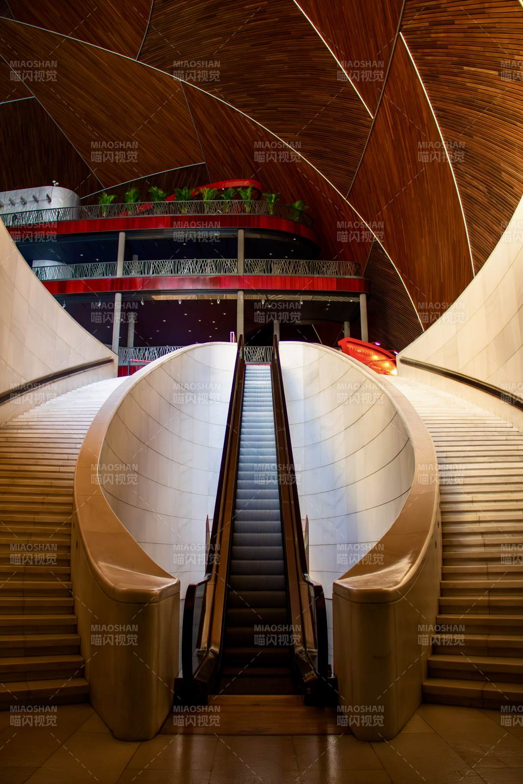 现代建筑的自动扶梯图片