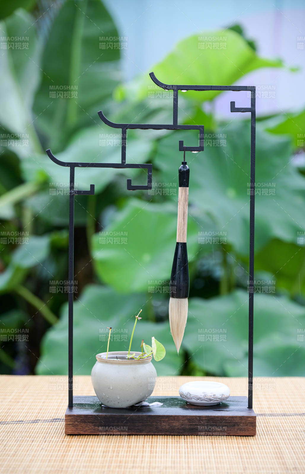 笔架静置 绿意盎然图片