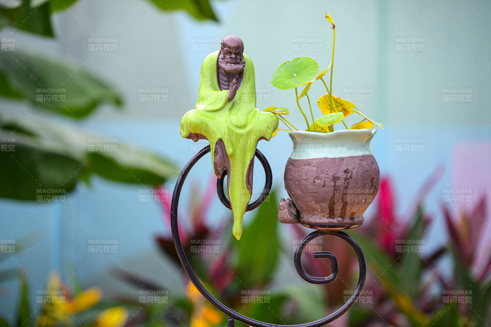 花园里的小雕塑图片