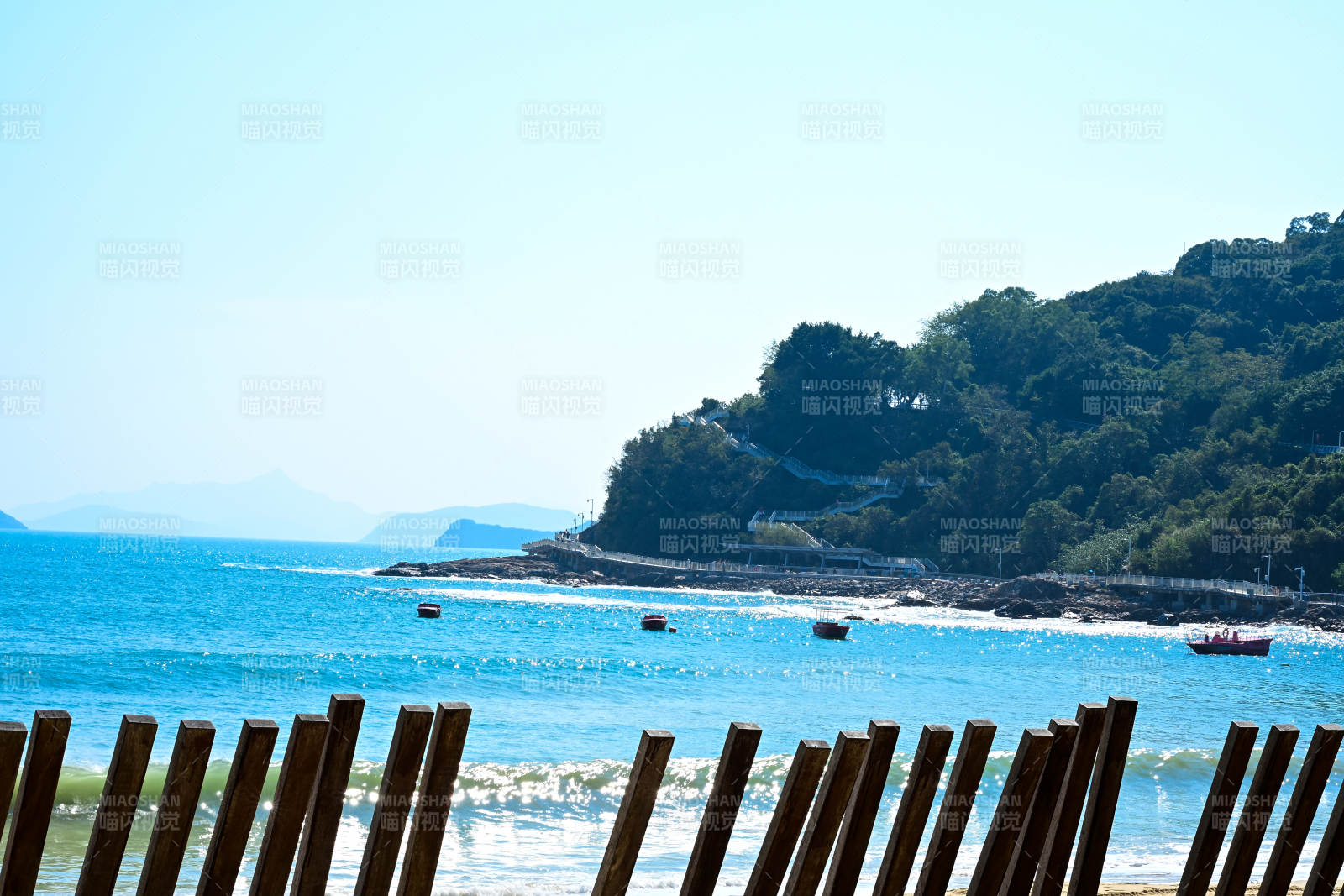 深圳大梅沙海边木栏杆与碧海青山景致图片