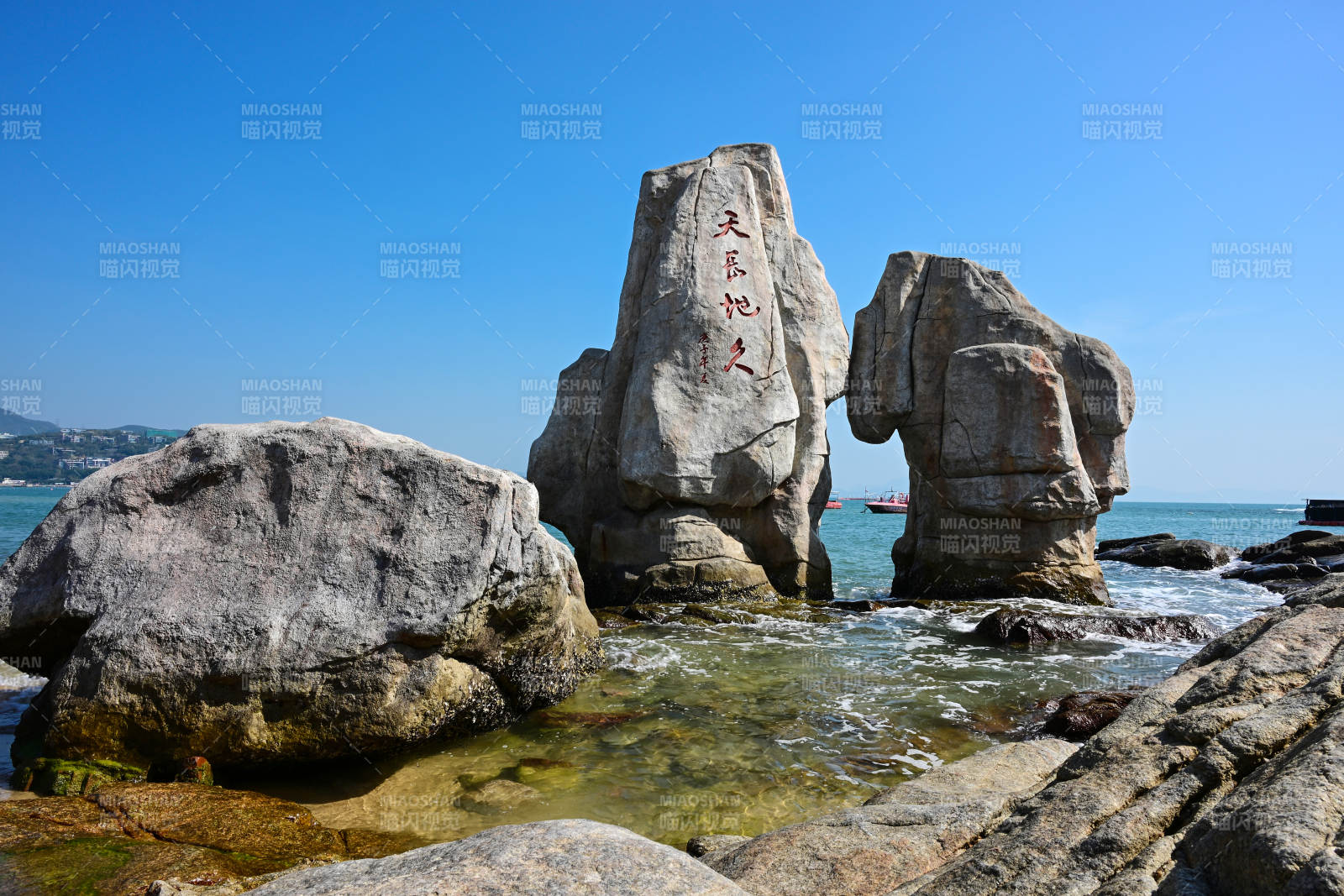 深圳大梅沙海边刻字奇石与碧海蓝天景致图片