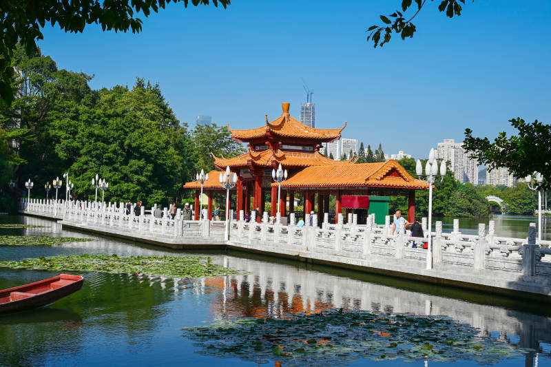 湖畔亭台映碧水图片