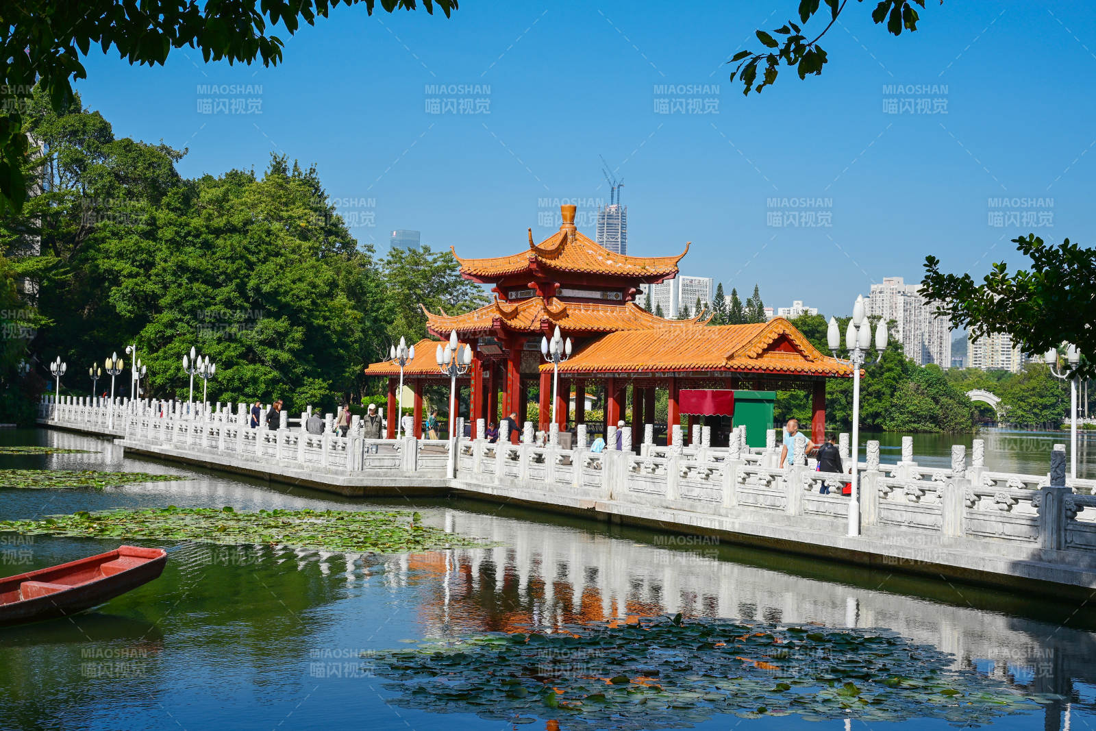 湖畔亭台映碧水图片