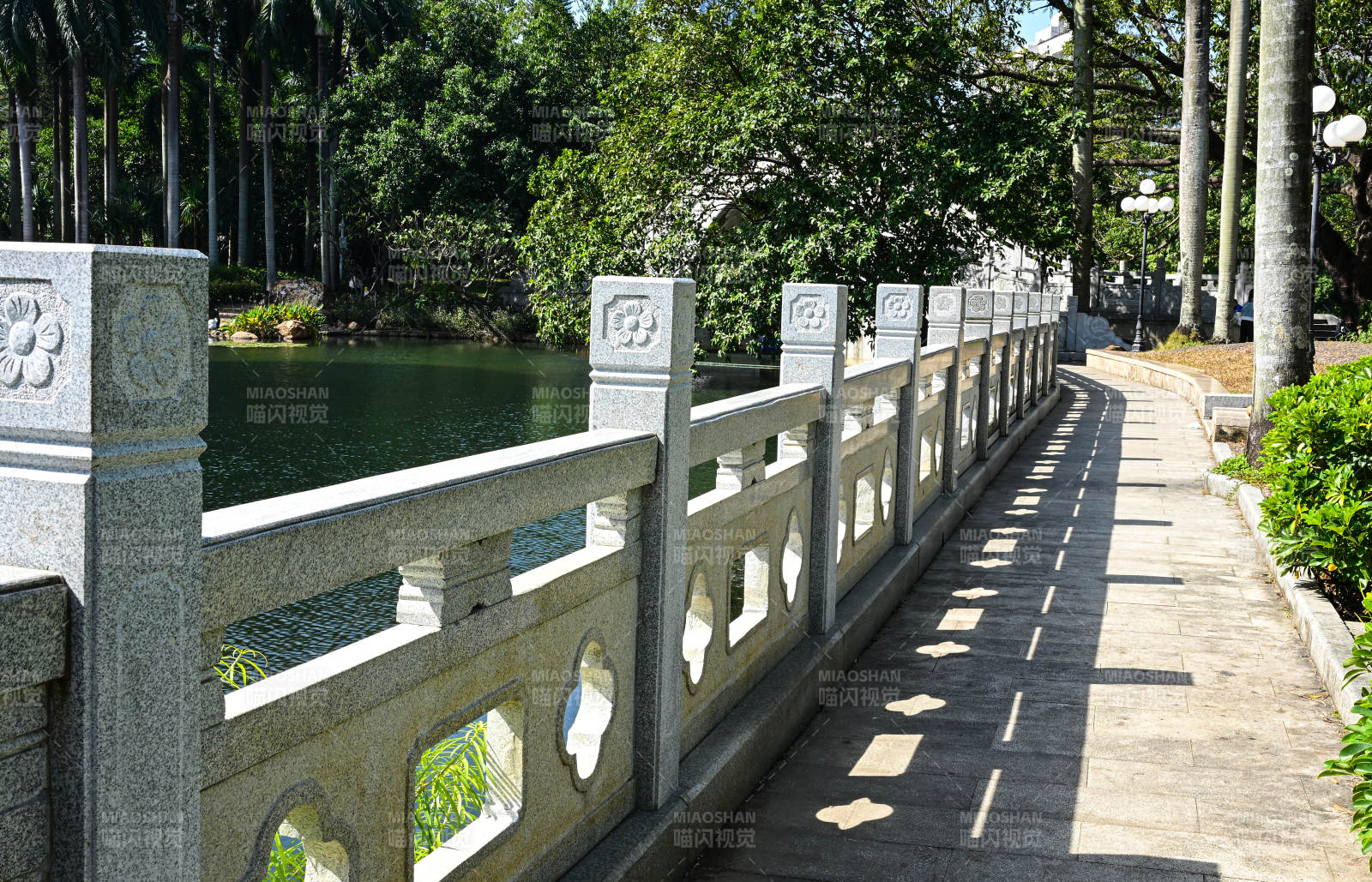 深圳荔枝公园阳光下的中式雕花栏杆步道景观图片