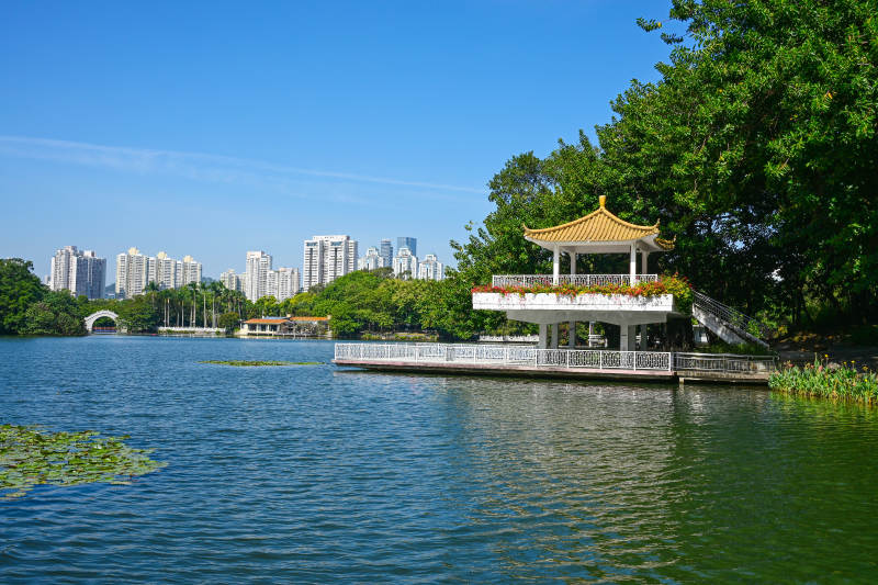 湖畔亭台城市景图片