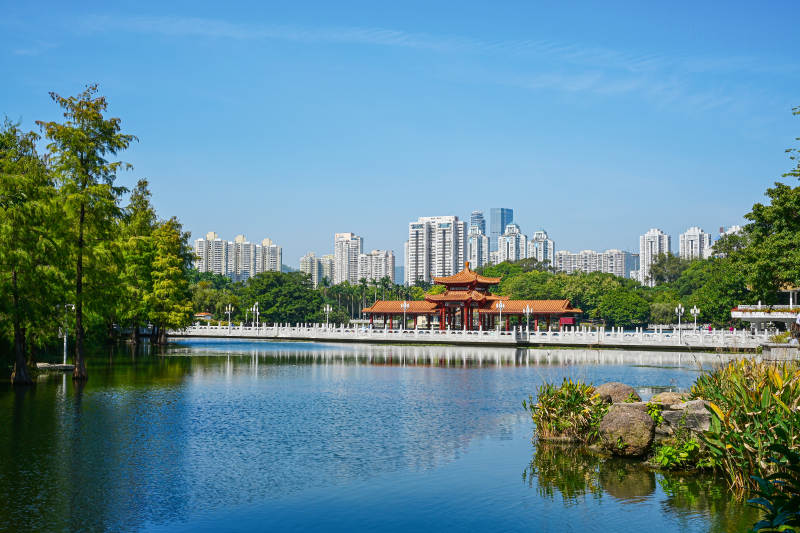 湖畔城市风光图片