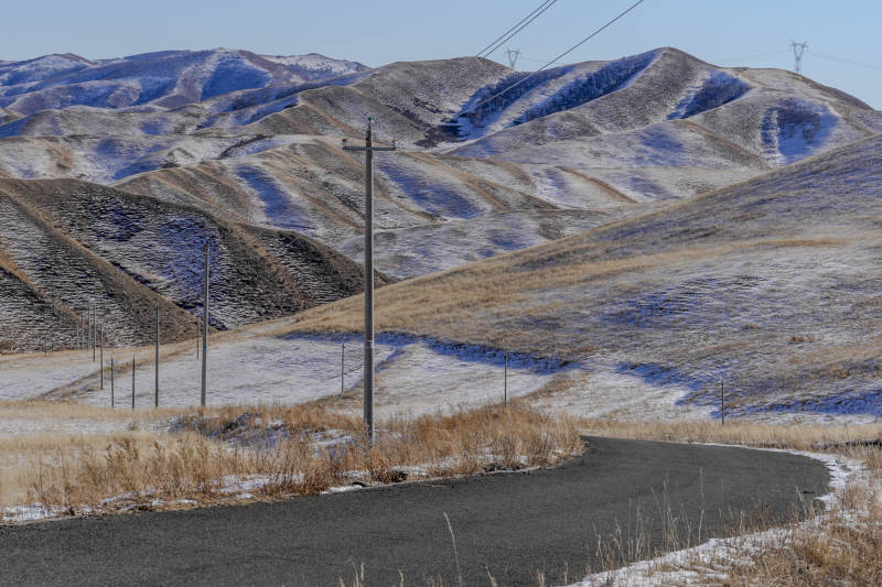 雪覆山峦路蜿蜒图片