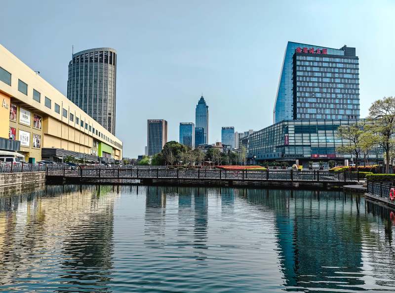 城市水岸风光图片