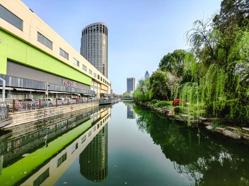 城市水道绿意盎然图片