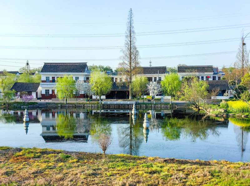 湖畔古建筑倒影图片