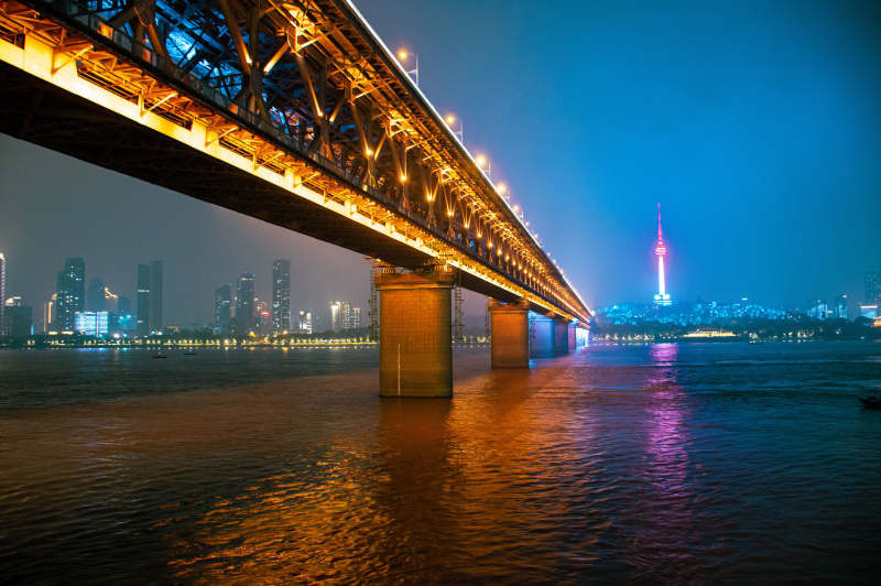 夜桥映城光图片