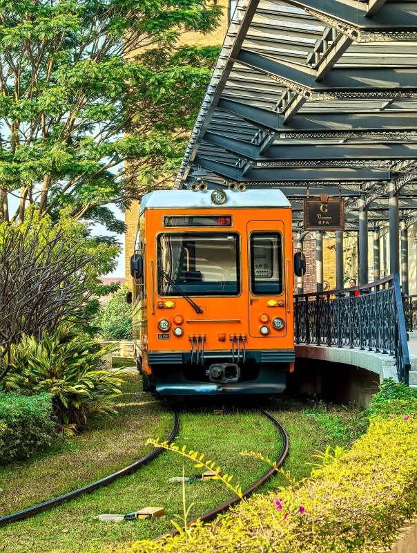 东莞松山湖华为欧洲小镇园区小火车停靠图片