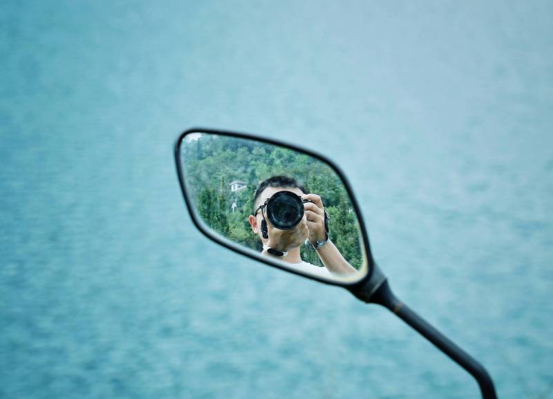 镜中自拍瞬间图片