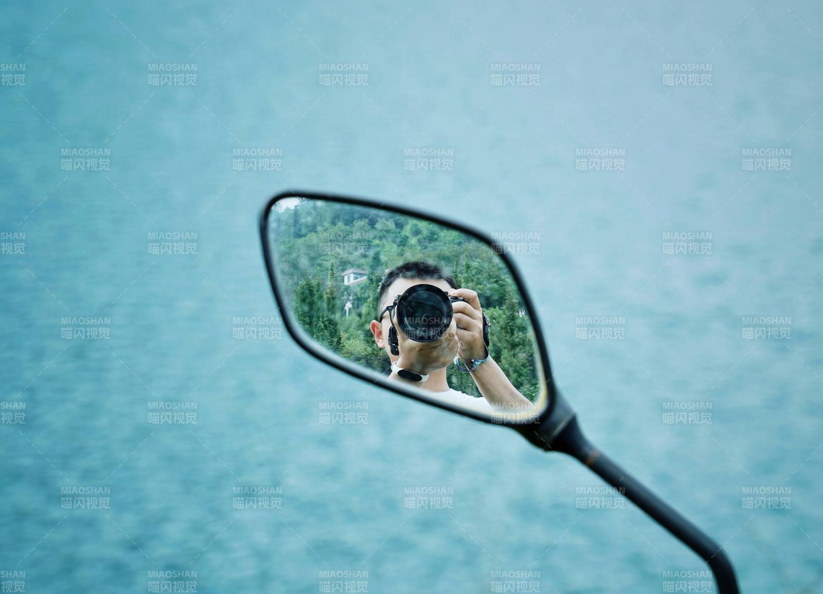 镜中自拍瞬间图片