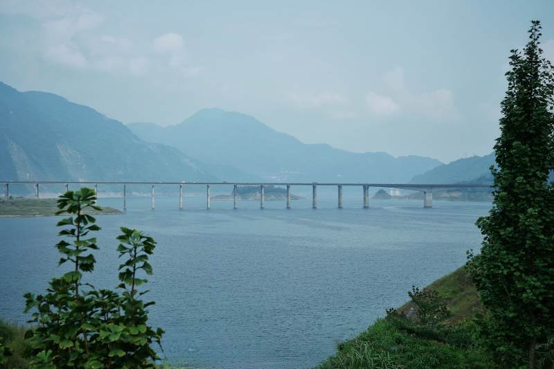 紫坪铺水库山水桥影图片