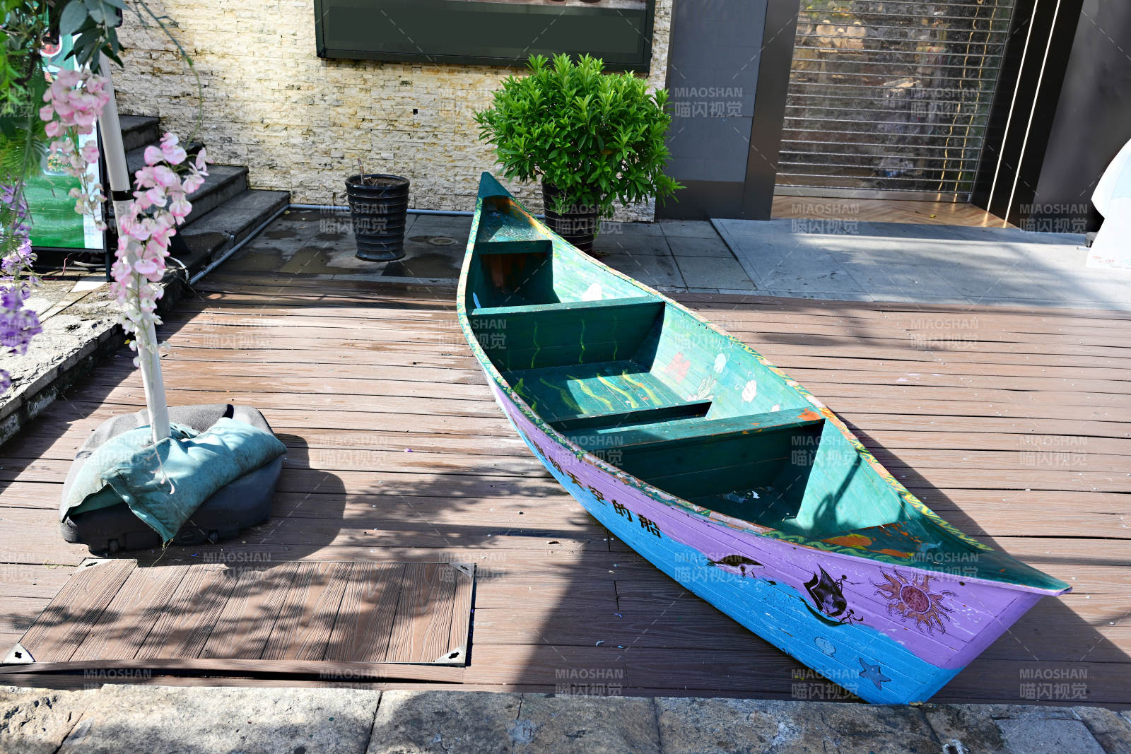 深圳蛇口太子湾街头彩绘小船景观装饰图片