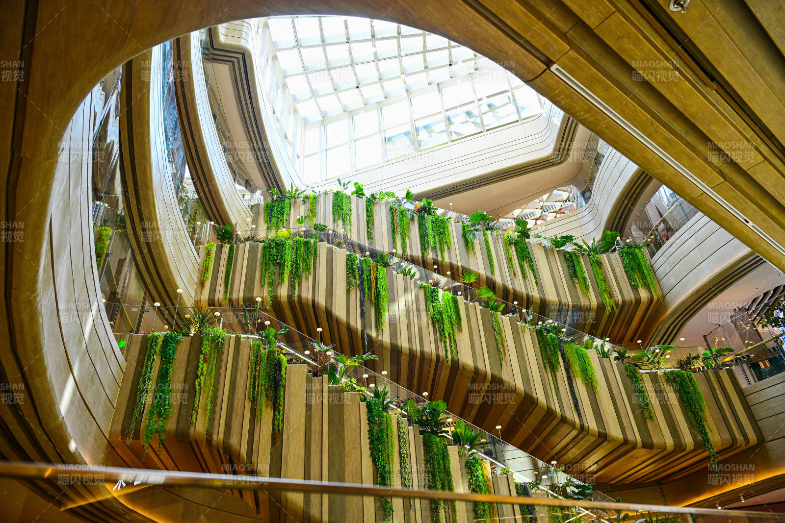 商场内绿植装饰的多层生态艺术旋转楼梯景观图片