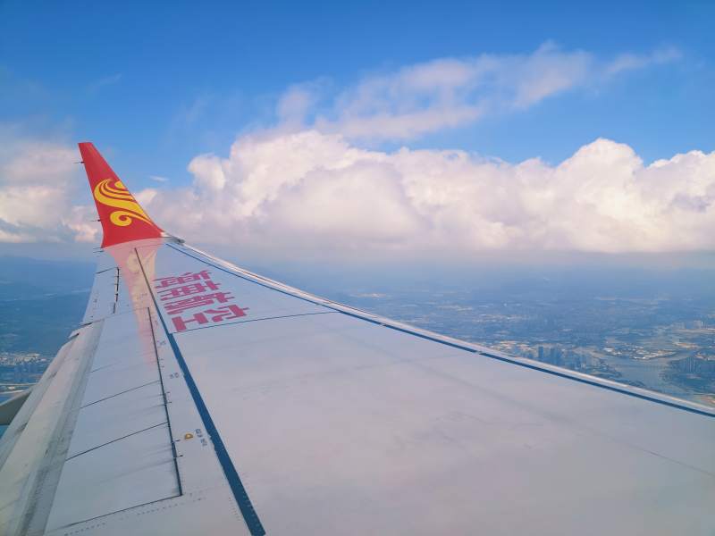 蓝天白云下的机翼图片