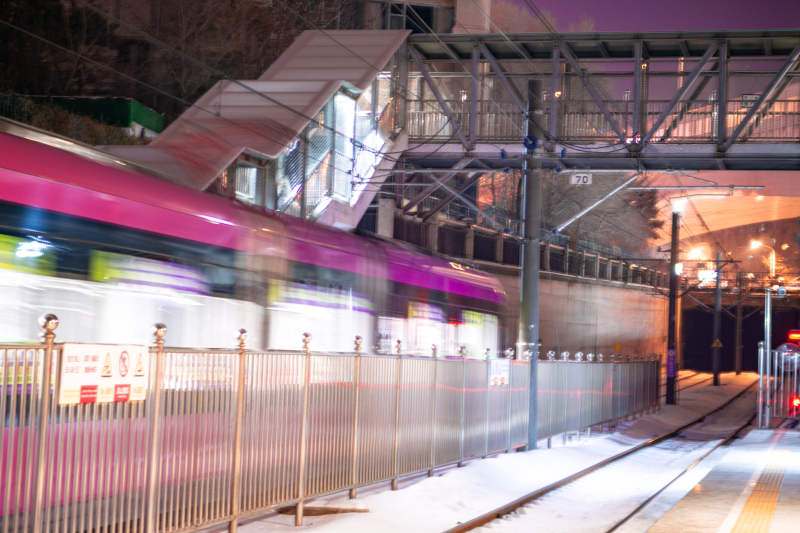 长春电台街夜行列车疾驰而过图片