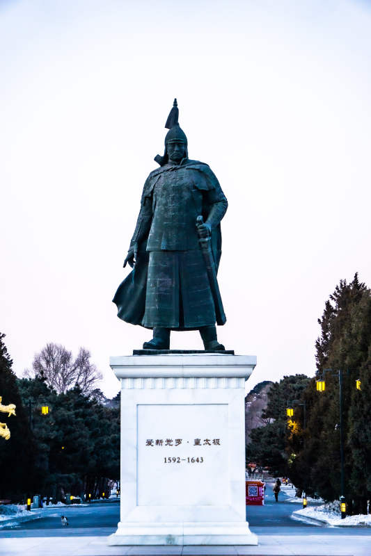 皇太极雕像图片