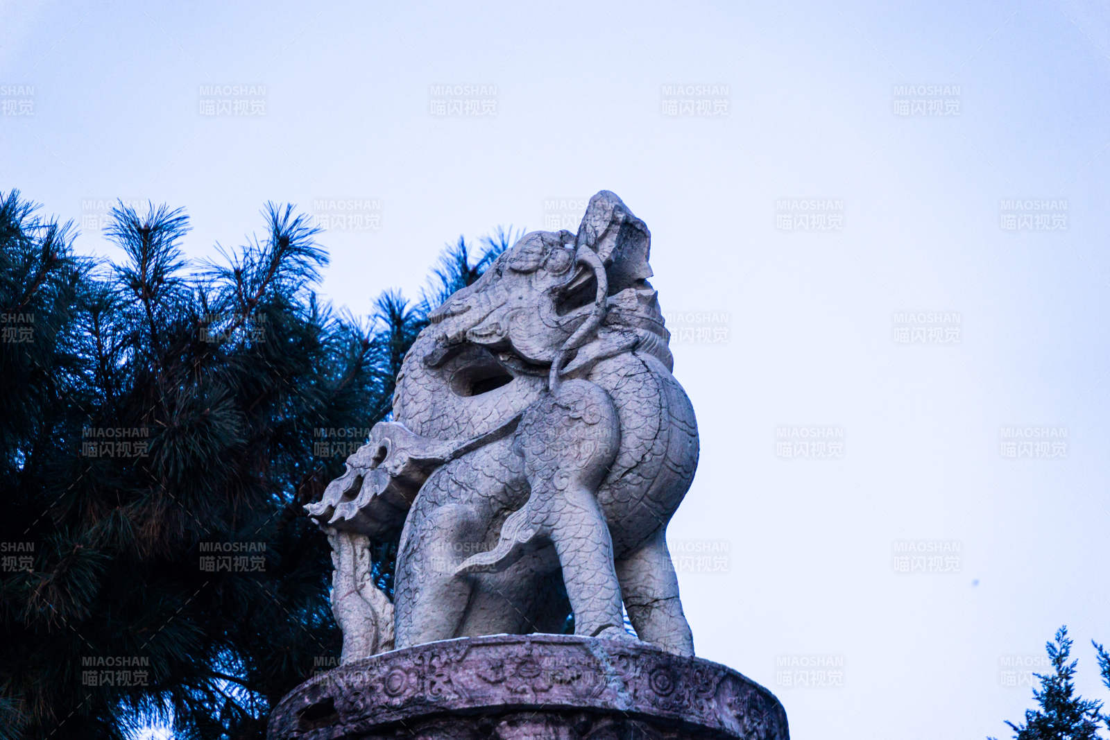 沈阳清昭陵石雕神兽静立林间图片