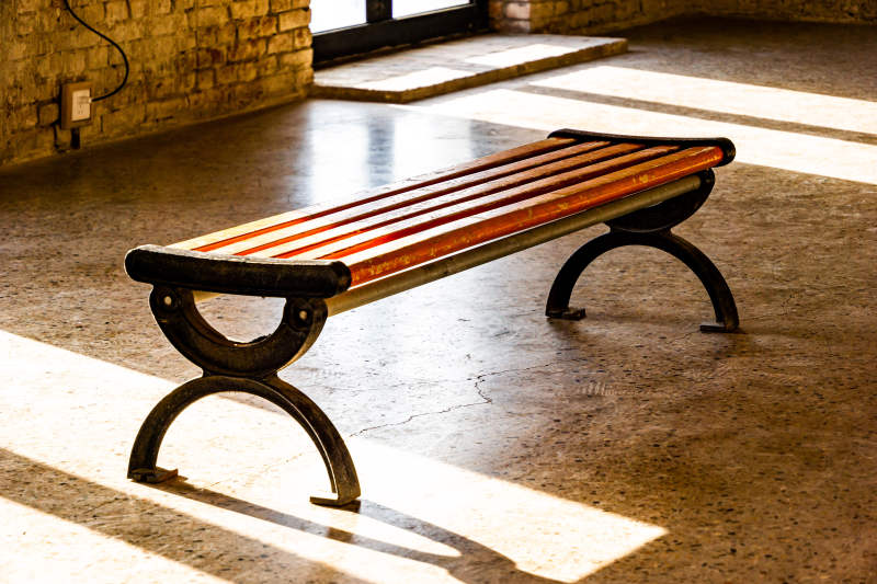 阳光下的长椅图片