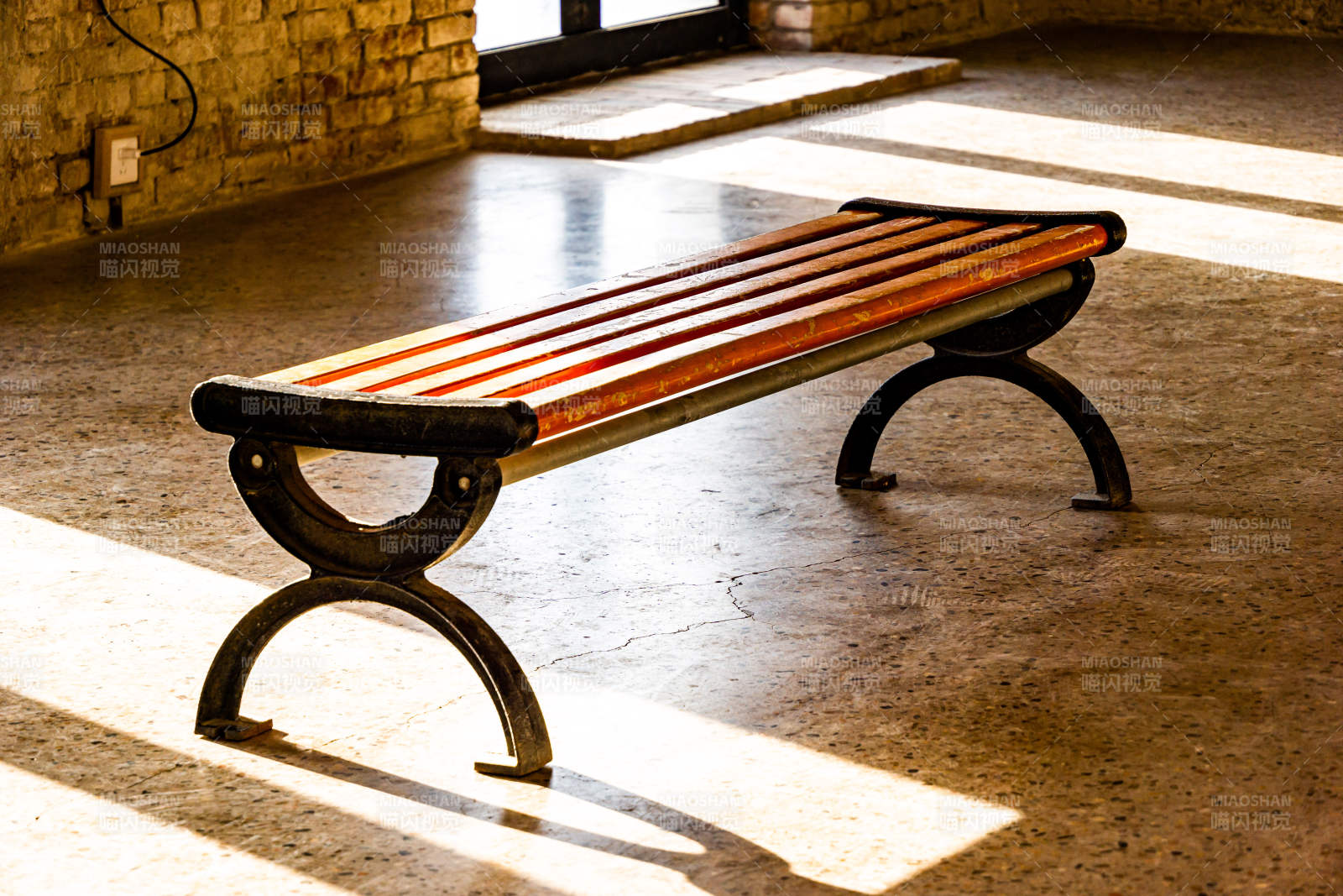 阳光下的长椅图片