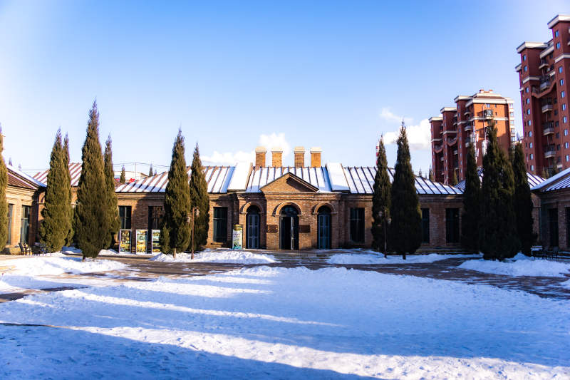 沈阳奉天工厂雪景中的古建筑图片