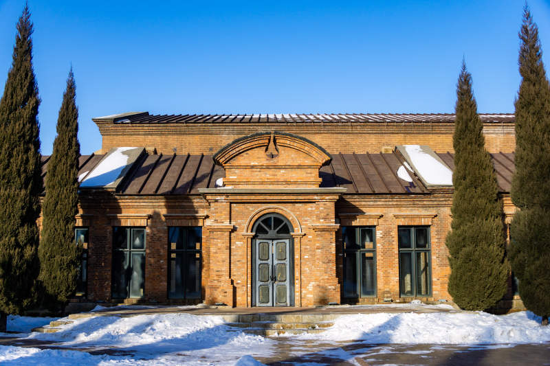 沈阳奉天工厂冬日砖房雪景图片