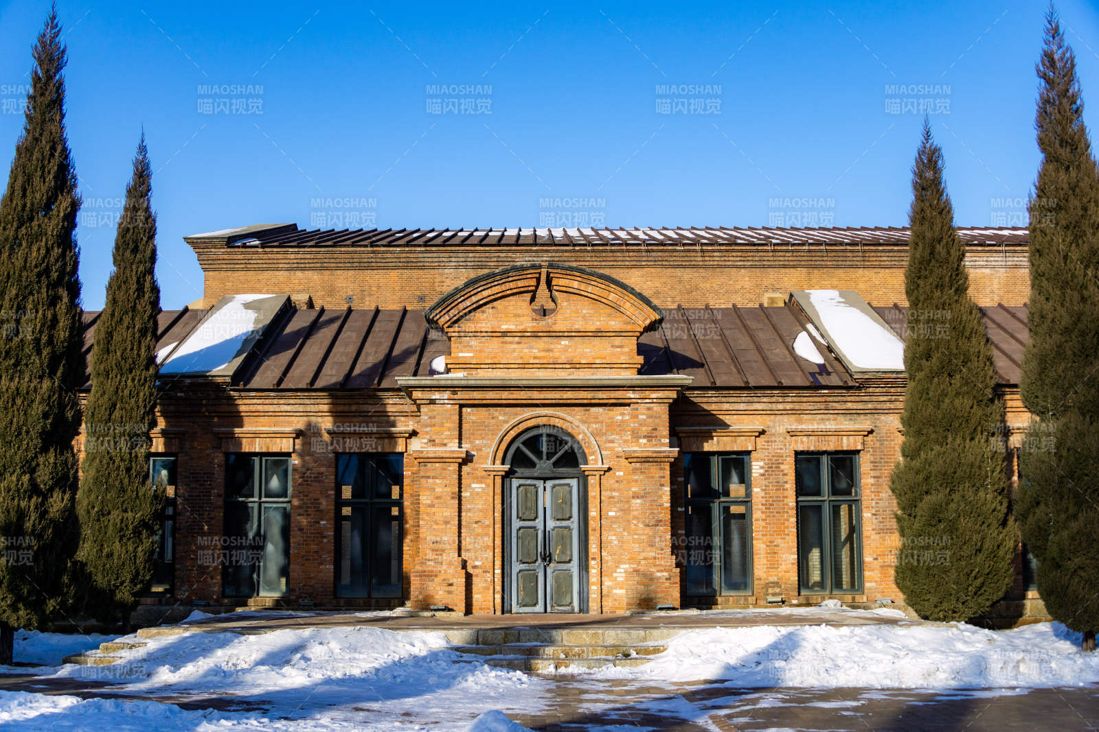 沈阳奉天工厂冬日砖房雪景图片