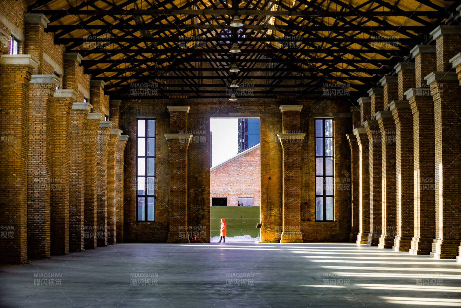 沈阳奉天工厂长廊尽头的光影图片