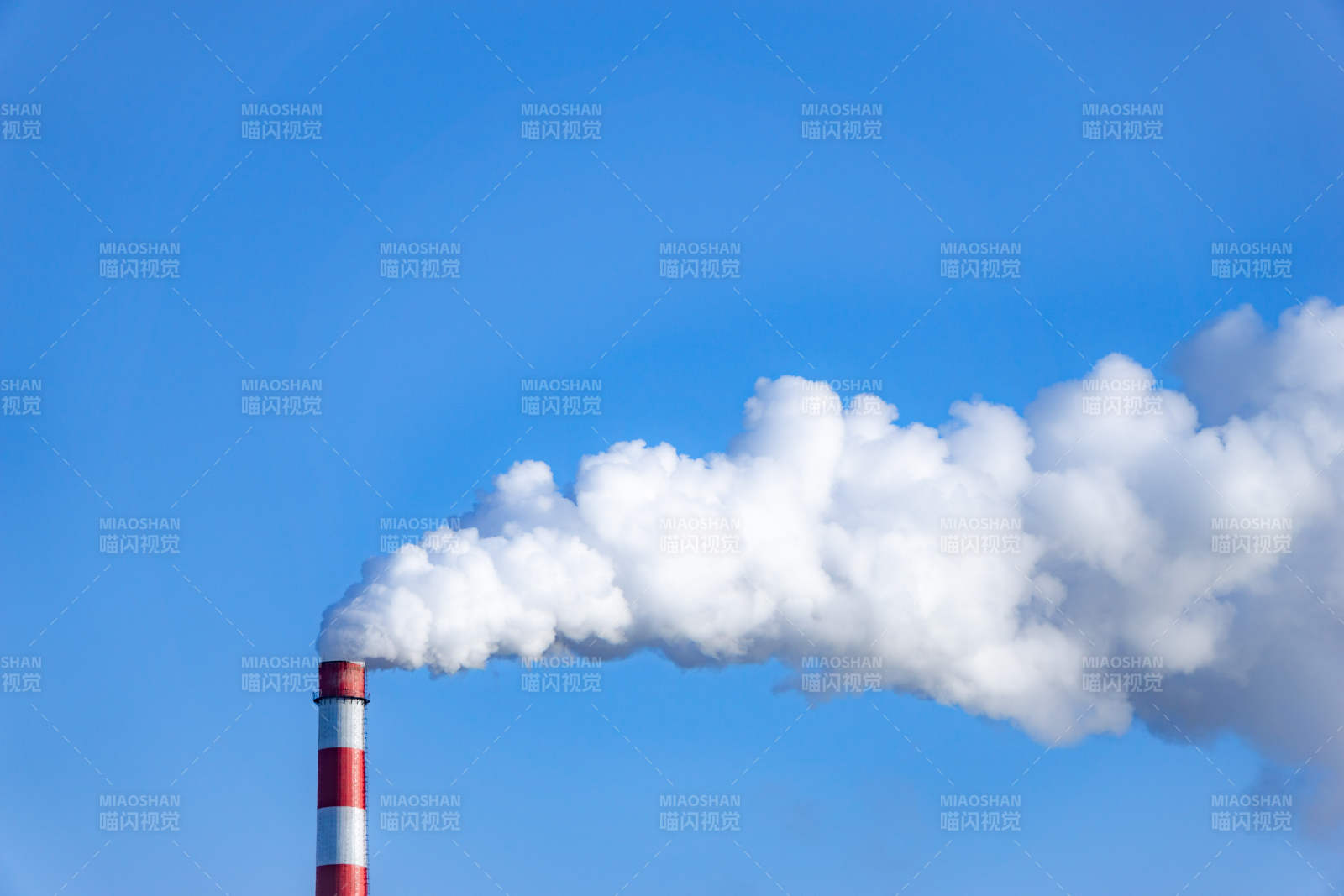 烟囱排放白烟图片