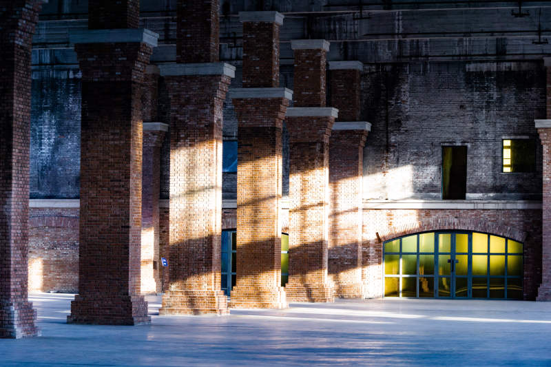 沈阳奉天工厂光影交错的砖柱廊图片